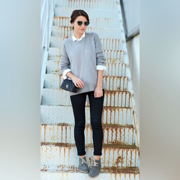 Clarks Women’s Chukka Dessert boots Boots in gray suede. 7.5 - Picture 3 of 17